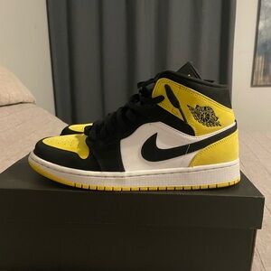 Nike Air Jordan 1 Mid Yellow Toe 9.5